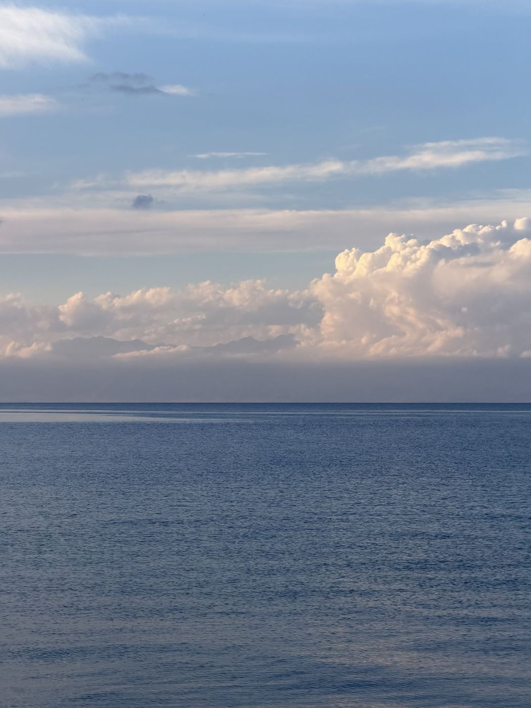 Иссык-Куль и облака над водой